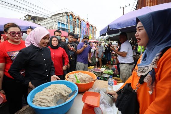 Atikoh Ganjar Blusukan ke Pasar 26 Ilir Palembang, Pedagang Mengeluh Soal Ini - JPNN.COM