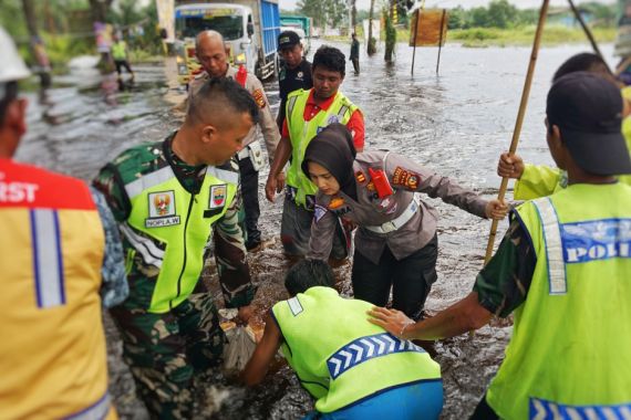Begini Aksi Iptu Rara Menutup Lubang di Lokasi Banjir yang Membahayakan Pengendara - JPNN.COM