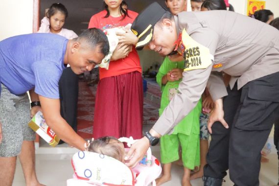 Kedatangan Polisi Membawa Berkah, Anak-anak Pengungsi Banjir di Inhu Semringah - JPNN.COM