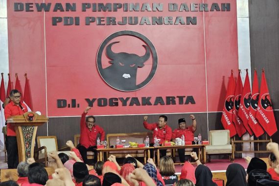 Pompa Semangat Kader PDIP di Yogyakarta, Hasto: Gerakan Kita Berpihak pada Sejarah yang Benar - JPNN.COM