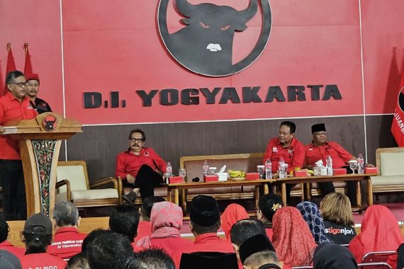 Hasto Ajak Kader PDIP Bergerak Menyosialisasikan Program Ganjar-Mahfud  - JPNN.COM