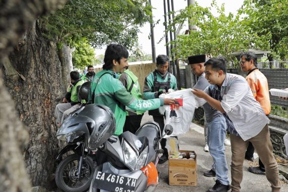 Sukarelawan Ganjar-Mahfud Bagikan Makan Siang untuk Ojol di Mataram - JPNN.COM