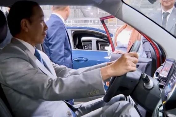 Kunjungi IIMS 2024, Jokowi: Mobil Saya Banyak di Istana - JPNN.COM