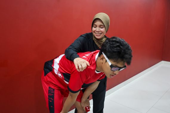 Alam Ganjar Menang Tanding Badminton Setelah Dipijat Ibu Atikoh - JPNN.COM