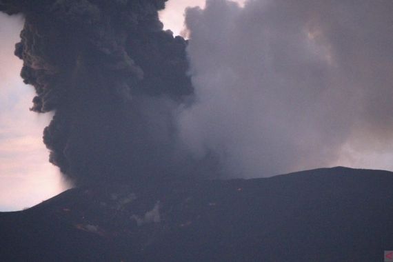Erupsi Gunung Marapi Diiringi Hujan Abu Vulkanik di Sumbar - JPNN.COM