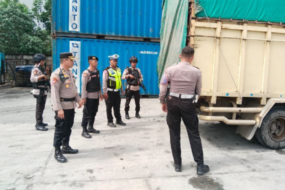 Dikawal Ketat Polisi, Logistik Pemilu 2024 di Rokan Hulu Tiba dengan Aman - JPNN.COM