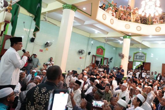 Salat Subuh di Masjid Bersejarah di Ambon, Anies Melihat Semangat Perubahan - JPNN.COM