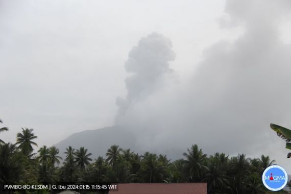 Gunung Ibu di Maluku Utara Erupsi, Lontarkan Abu Setinggi 1.000 Meter - JPNN.COM