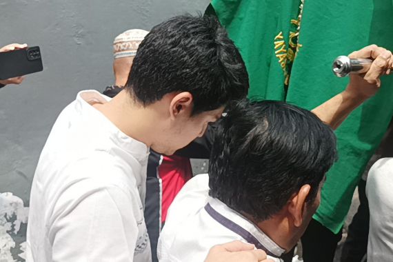 Maxime Bouttier Menggotong Keranda Jenazah Ibunda, Menunduk Dalam - JPNN.COM