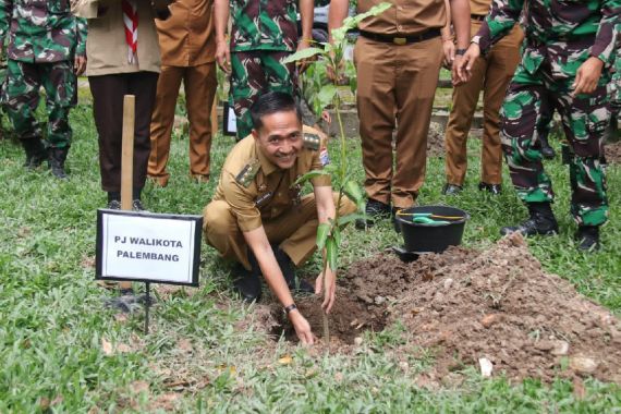 Ratusan Pohon Akhirnya Ditanam di Taman Purbakala Kerajaan Sriwijaya - JPNN.COM