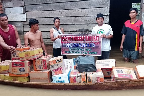 Santri Ganjar Beri Bantuan Kemanusiaan untuk Korban Banjir di Tebo - JPNN.COM