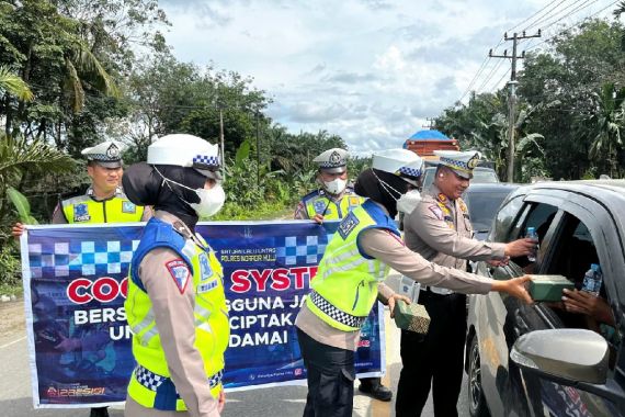 Bawa Polwan Cantik, Polres Inhu Sosialisasikan Pemilu Damai kepada Pengendara di Jalintim - JPNN.COM