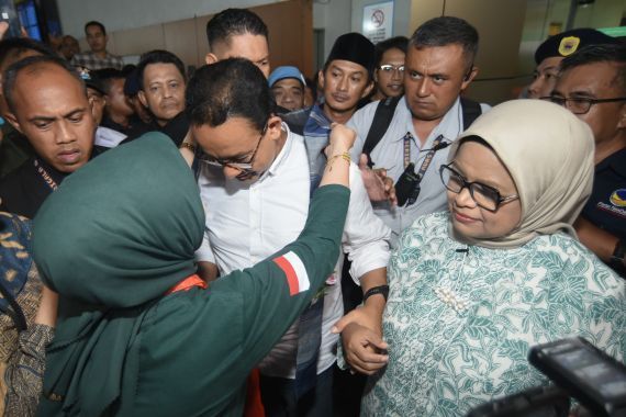 Tiba di Makassar, Anies Dikalungi Kain Tenun Khas Sengkang - JPNN.COM