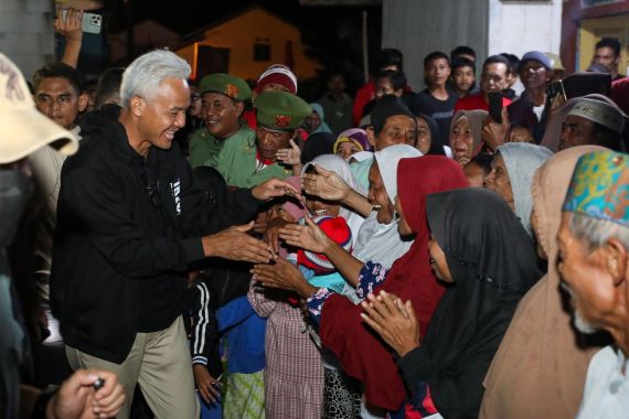 Ganjar Disambut Ribuan Warga Saat Menginap di Rumah Penerima Bantuan RTLH - JPNN.COM