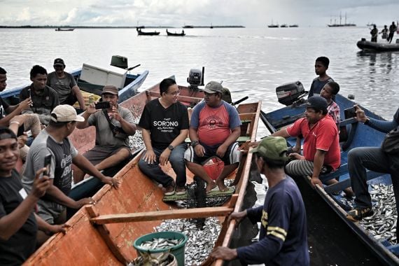 Anies Serap Aspirasi Pedagang saat Blusukan di Pasar Ikan Sorong - JPNN.COM