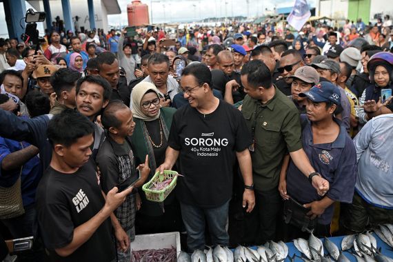 Tanggapi Warga yang Teriakkan Prabowo saat Dirinya Kampanye, Anies: Itulah Demokrasi - JPNN.COM