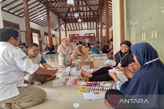 Surat Suara Pilpres 2024 di Surakarta Selesai Dilipat - JPNN.COM