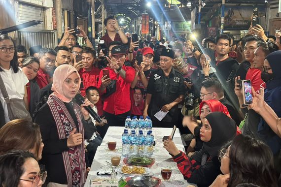 Warga Manado Tumpah Ruah Sambut Siti Atikoh di Kawasan Wisata Kuliner Jalan Roda - JPNN.COM