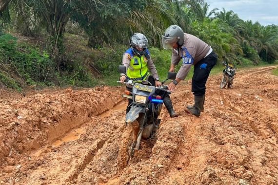 Tempuh Jalur Ekstrem, Anggota Polsek Tetap Semangat Menyosialisasikan Pemilu Damai - JPNN.COM