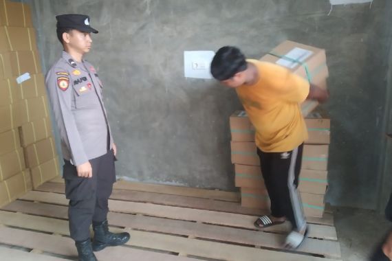 10 Boks Logistik Pemilu Dibongkar di Gudang KPU Kuansing, Polisi Kawal Ketat - JPNN.COM