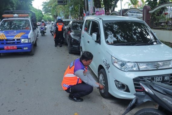 Puluhan Kendaraan yang Parkir Liar di Samping RSMH Palembang Digembosi Petugas Dishub - JPNN.COM