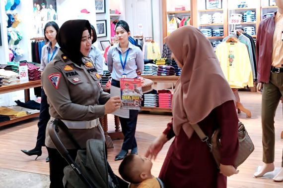 Patroli Dialogis di Pusat Perbelanjaan, Ditlantas Polda Riau Sampaikan Pesan Pemilu Damai - JPNN.COM