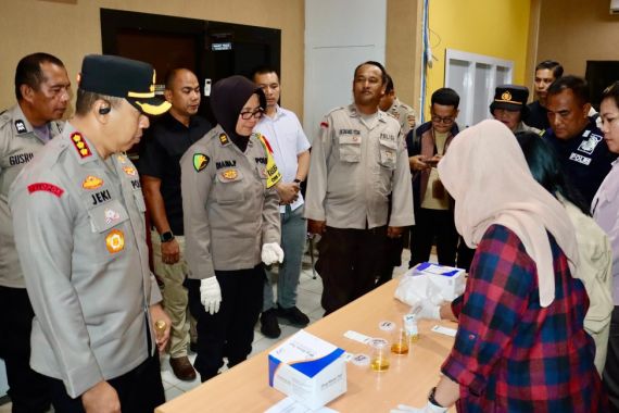 Polisi yang Jaga Kantor dan Gudang Logistik KPU Pekanbaru Jalani Tes Urine, Ini Hasilnya - JPNN.COM