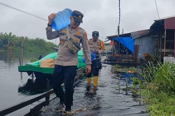 Lihat, Aksi Perwira Polisi Memikul Galon Air Bersih untuk Ratusan Korban Banjir di Inhil - JPNN.COM