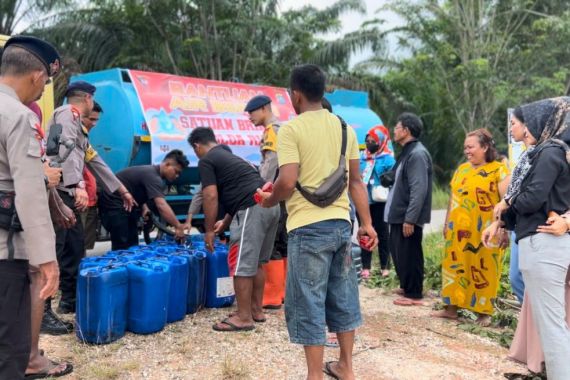 Kombes Dwi Kerahkan Pasukan Brigade Salurkan Air Bersih untuk Korban Banjir di Pekanbaru - JPNN.COM
