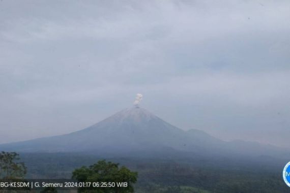 Gunung Semeru Erupsi Lagi, Tinggi Letusan Sekitar 600 Meter - JPNN.COM