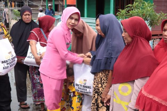 Bhayangkari di Meranti Sampaikan Pesan Pemilu Damai kepada Korban Banjir Desa Alah Air - JPNN.COM