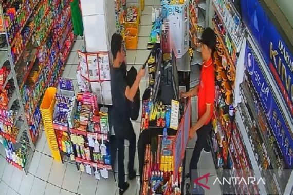 Rampok Minimarket Bak dalam Film, Pelakunya Tak Disangka - JPNN.COM