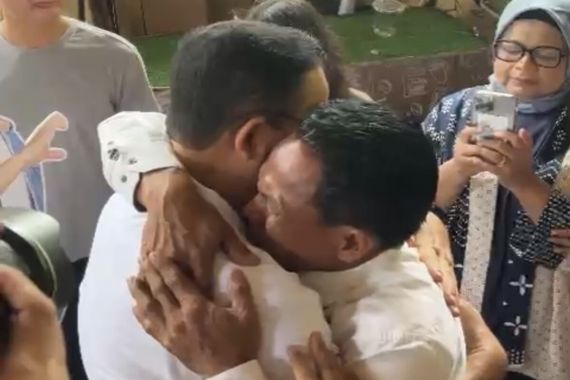 Menyamar, Anies Diam-Diam Jalin Hubungan Autentik dengan Warga Kampung Bayam - JPNN.COM