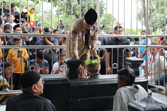 Ganjar Diyakini jadi Presiden Setelah Ziarah ke Makam Pendiri Pencak Silat Setia Hati - JPNN.COM