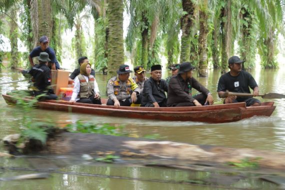 Polisi Datangkan Tim Medis Obati Korban Banjir Terserang Penyakit di Inhu - JPNN.COM