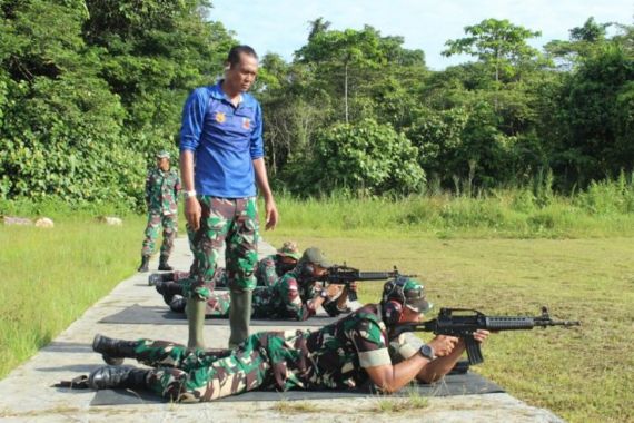 Tingkatkan Profesionalisme Prajurit, Lanud Yku Timika Gelar Latihan Menembak 100 Meter - JPNN.COM