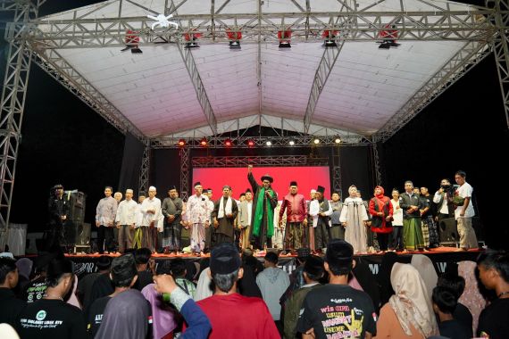 Ribuan Masyarakat Magetan Berselawat Bersama Gus Ali Gondrong, Doakan Ganjar-Mahfud - JPNN.COM