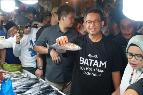 Di Pasar TOS 3000 Batam, Anies Berjanji Menaikkan Status Ekonomi Pedagang - JPNN.COM