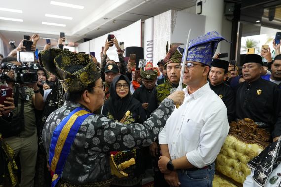 Anies Baswedan Disambut Upacara Adat Melayu Riau di Batam - JPNN.COM