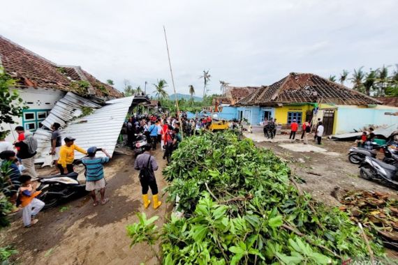 Puting Beliung Menerjang Bondowoso, 202 Rumah Terdampak - JPNN.COM