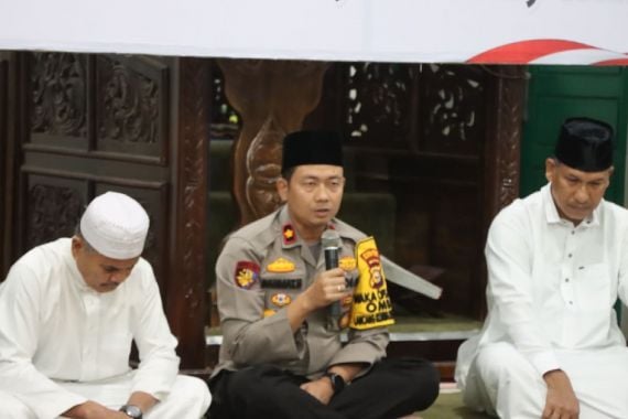 Jumat Curhat, Wakapolres Rohul Sosialisasikan Pemilu Damai dan Serap Keluhan Masyarakat - JPNN.COM