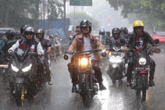Dikawal Kaka Slank dan Ribuan Bikers, Ganjar Menerabas Hujan Menuju Hajatan Rakyat Bandung - JPNN.COM