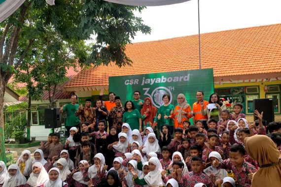 HUT ke-30, Jayaboard Renovasi SDN 44 Gresik - JPNN.COM