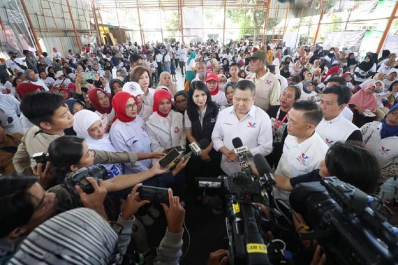 Ratusan Warga Antusias Sambut Atikoh, Hary dan Liliana di Bazar Murah - JPNN.COM
