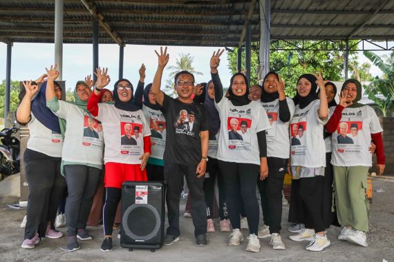 Sukarelawan Ganjar-Mahfud Serahkan Alat Pendukung Senam Bagi Perempuan di Lombok - JPNN.COM