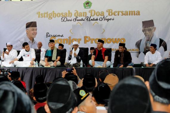 Datangi Lampung, Ganjar Dapat Doa Menang 1 Putaran dari Ulama dan Ribuan Warga - JPNN.COM