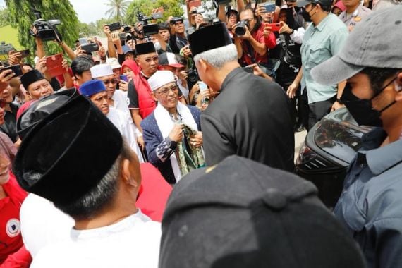 Sowan Kiai Soleh Bajuri, Ganjar Dapat Bisikan soal Dukungan 21 Mursyid Tarekat se-Lampung - JPNN.COM