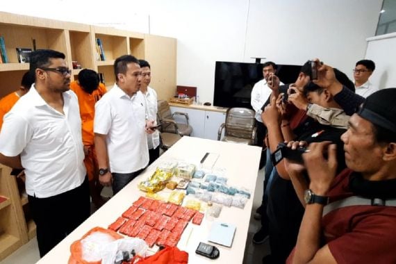 2 Pengedar Narkoba Jaringan Internasional Ditangkap Polda Riau, Lihat Barang Buktinya - JPNN.COM