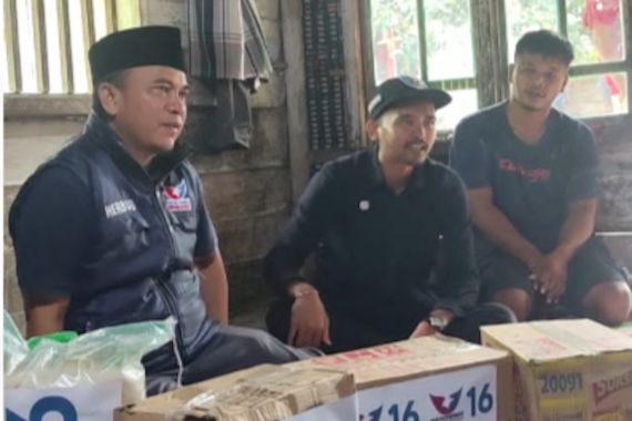 Politikus Perindo Heri Budianto Menjenguk Muti Siswi SD di Bengkulu Korban Tersambar Petir - JPNN.COM