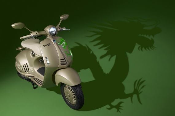 Vespa 946 Dragon dan Jaket Livery Khusus Sambut Imlek 2024 - JPNN.COM